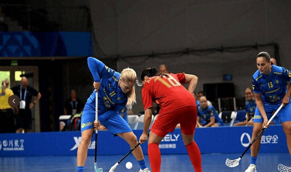 芬兰女子曲棍球队携手晋级四强 芬兰女子曲棍球队携手晋级四强