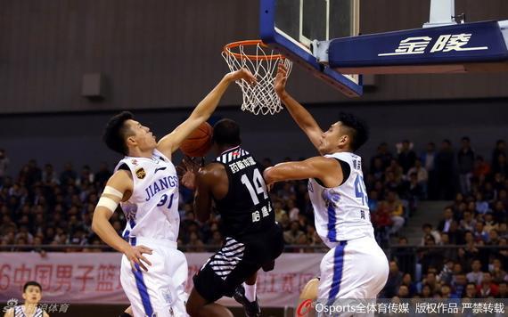 哈德森表现出色，助阵队友取得胜利的简单介绍