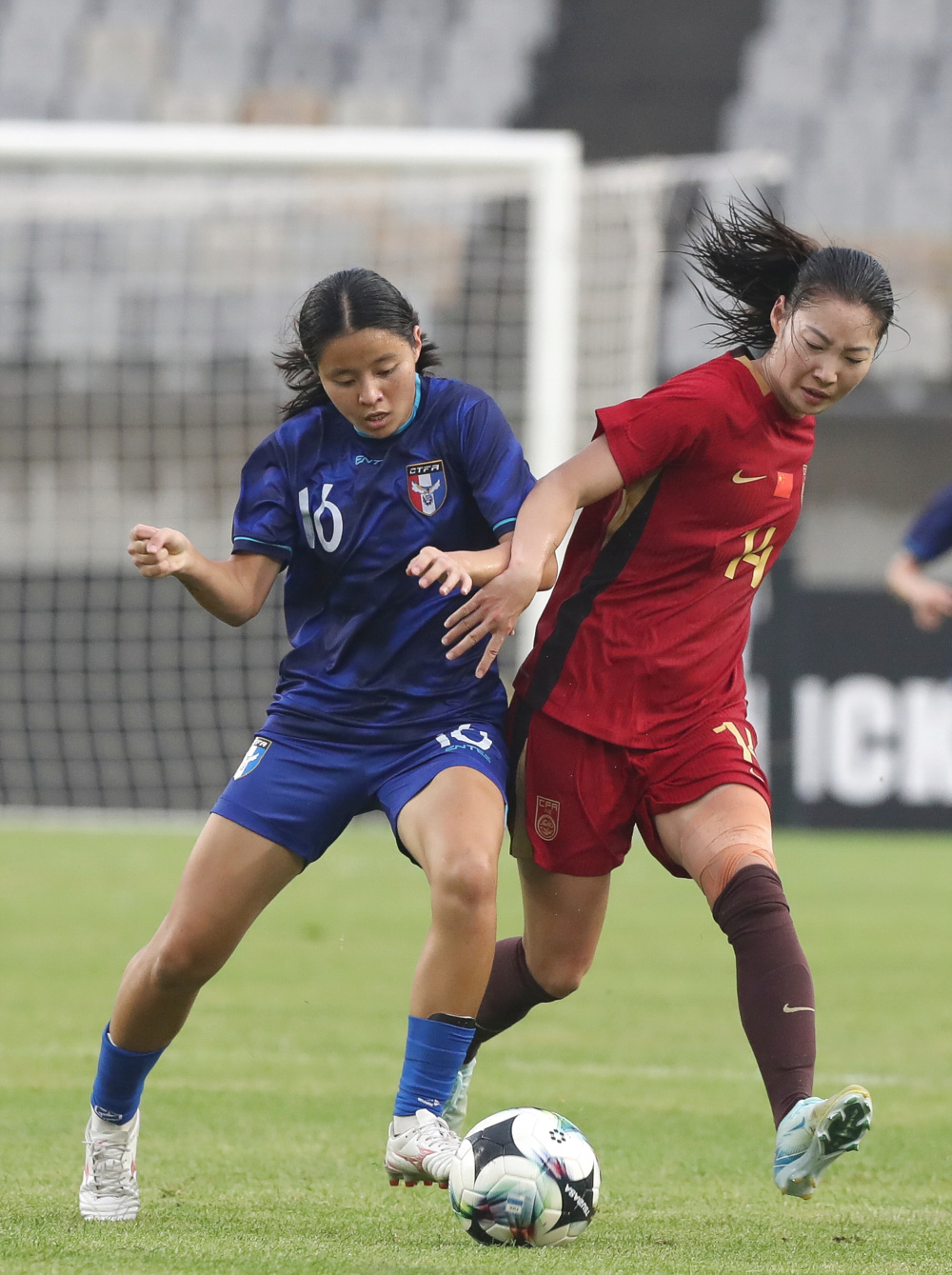 中国女足队员在比赛中拼尽全力,再次证明实力 中国女足队员在比赛中拼尽全力,再次证明实力