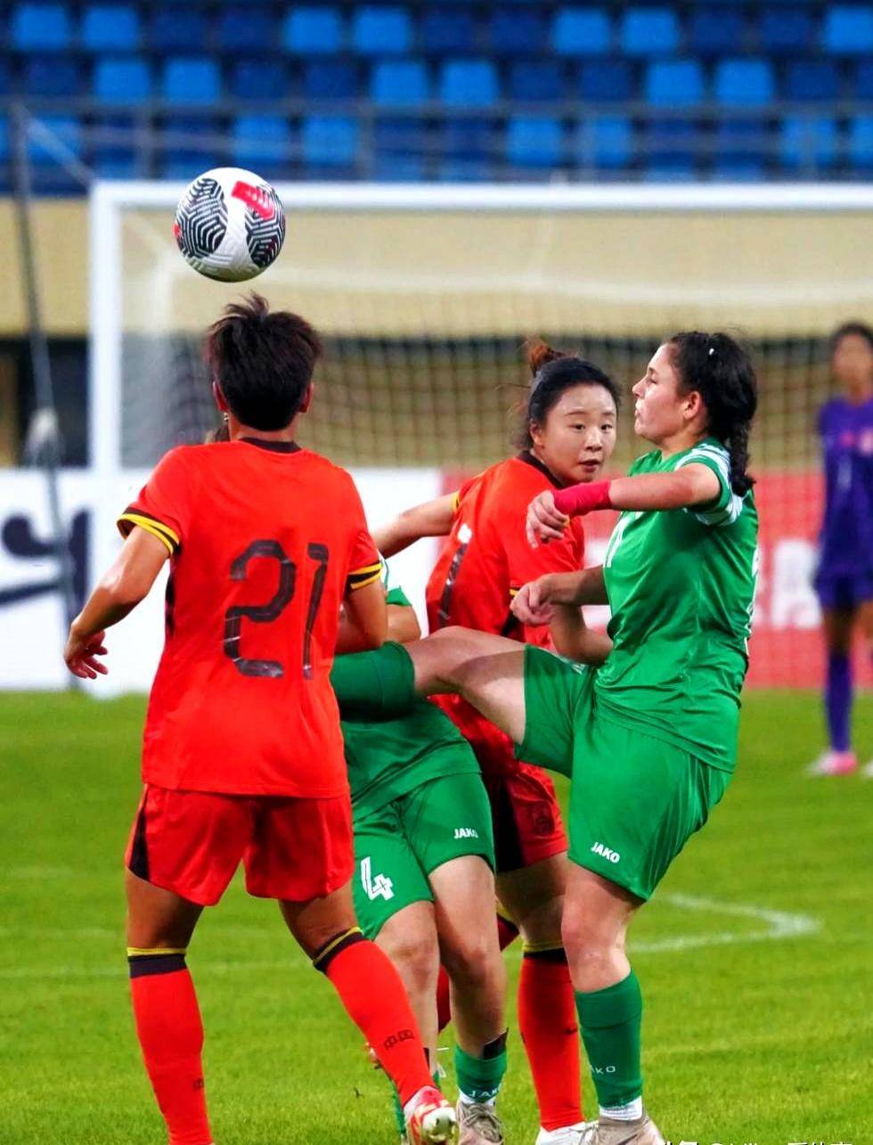 中国女足队员在比赛中拼尽全力,再次证明实力 中国女足队员在比赛中拼尽全力,再次证明实力