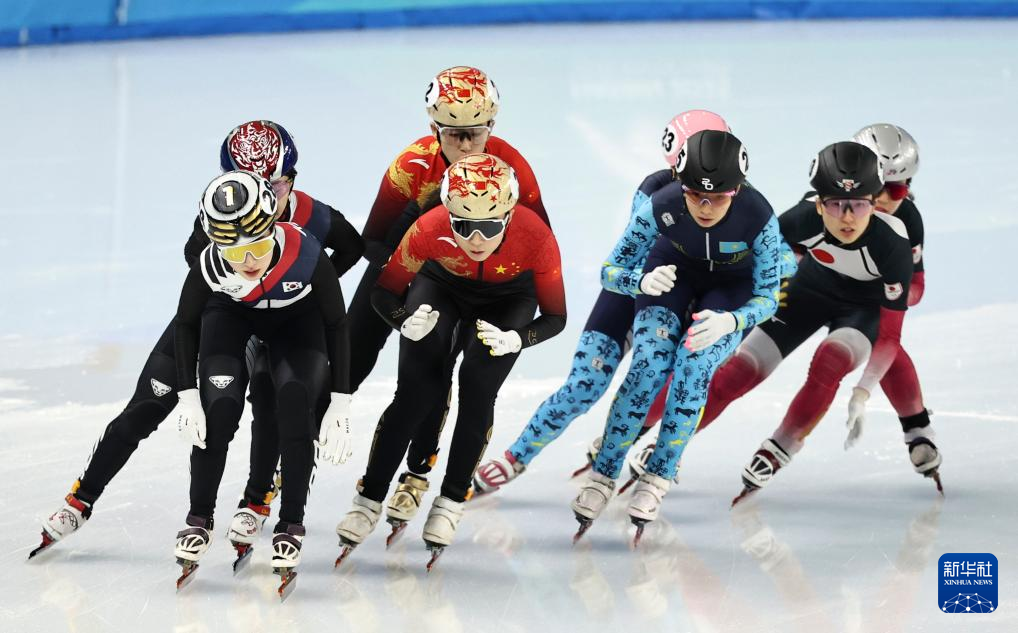 队伍以惊人的速度在接力赛中取得胜利