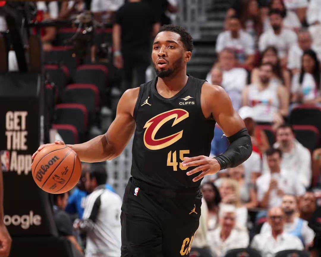 法国男篮险胜独行侠，米切尔高光表现的简单介绍