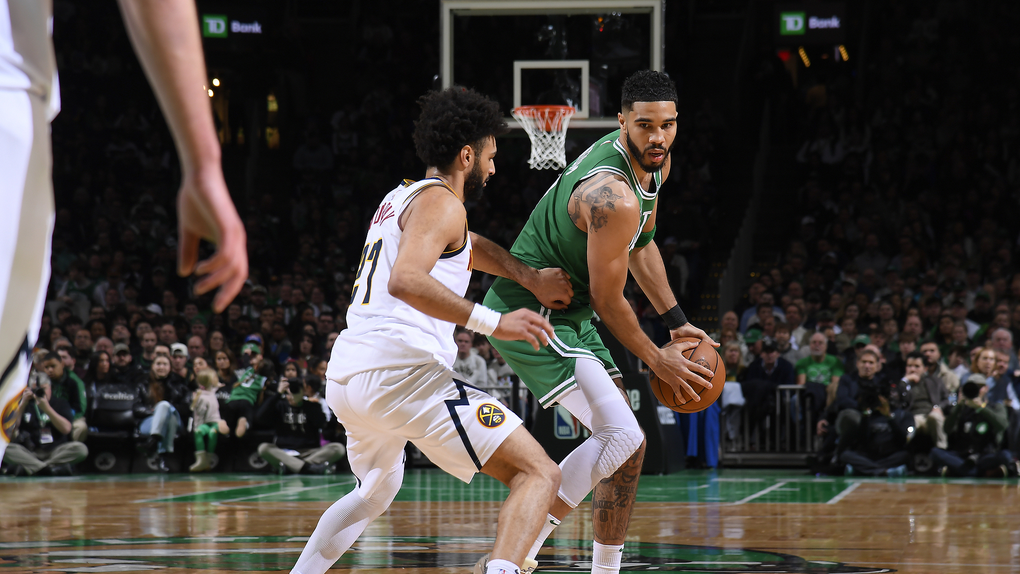 包含凯尔特人队在客场比赛中惊险获胜的词条