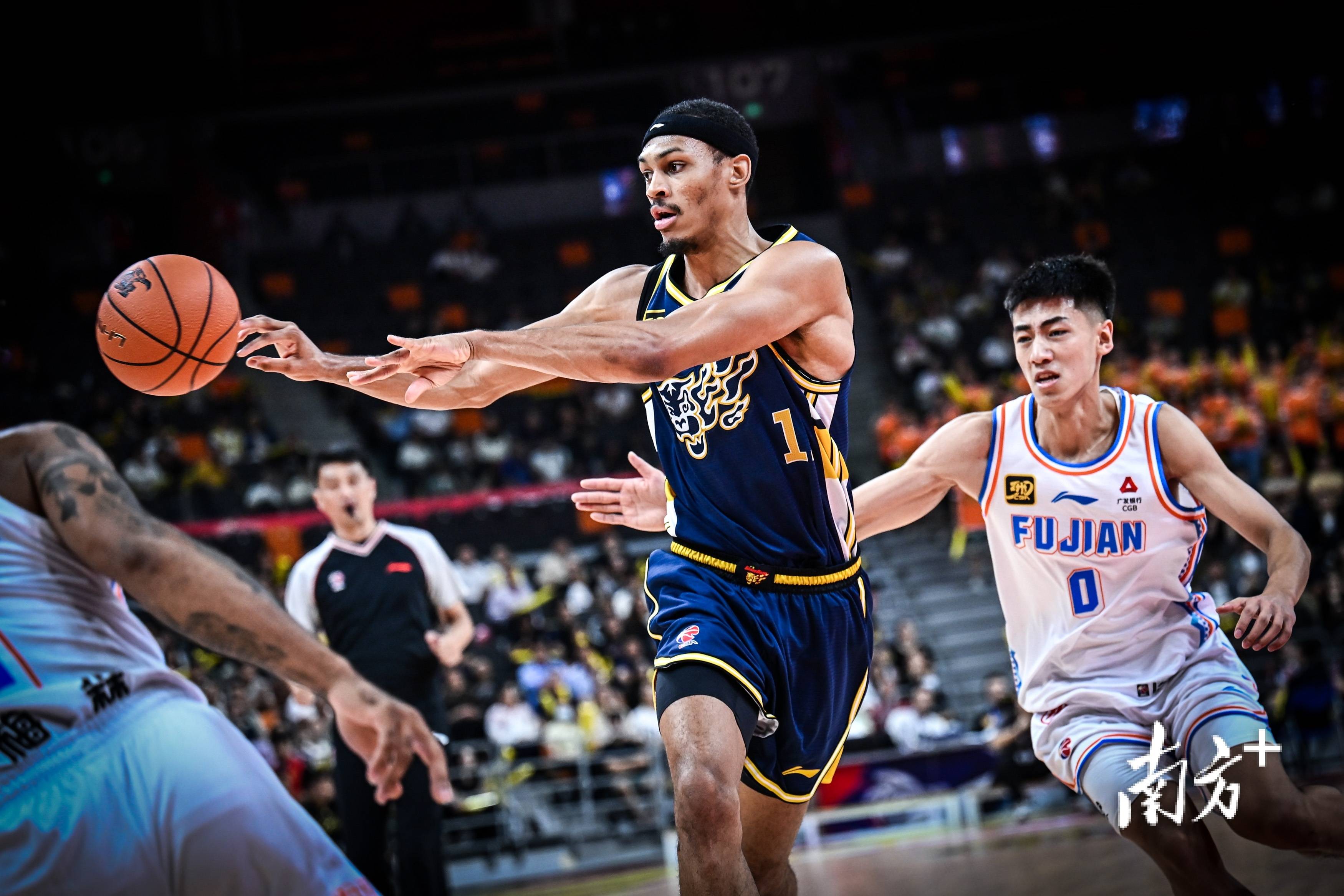 比赛结果惊人！球队意外胜出，引发观众热议