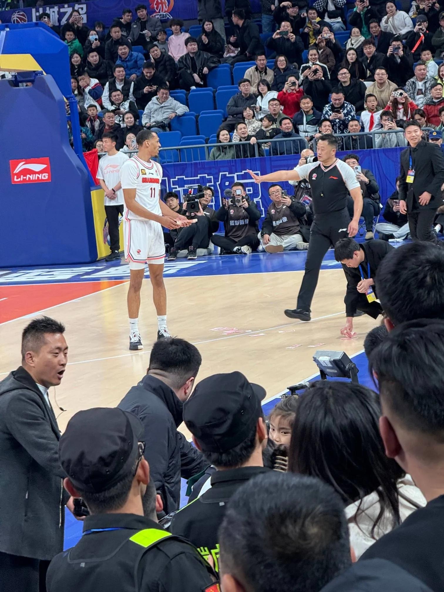 比赛结果惊人！球队意外胜出，引发观众热议